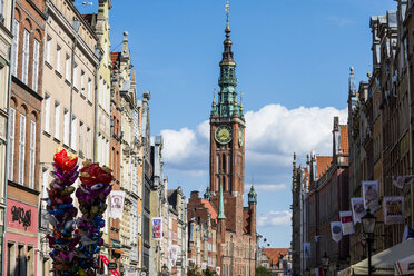 Polen, Danzig, Hansehäuser mit dem Rathaus in der Fußgängerzone - RUNF00885