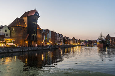 Poland, Gdansk, Hanseatic League houses and Crane House on the Motlawa river at dusk - RUNF00898