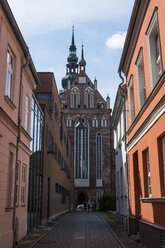 Deutschland, Greifswald, Blick durch eine Gasse - RUNF00907