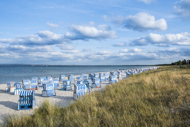 Deutschland, Rügen, Breege, Blick auf Meer und Strand mit Strandkörben mit Kapuze - RUNF00910