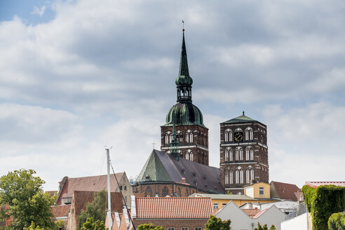 Deutschland, Stralsund, Blick auf Dächer und die St. Nikolauskirche - RUNF00913
