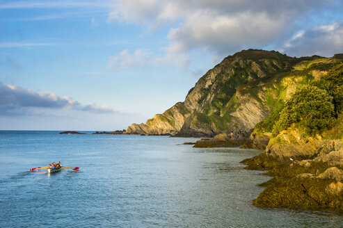 UK, England, Devon, Ruderteam in der Bucht von Ilfracombe - RUNF00917