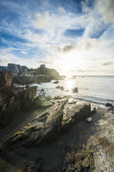 Vereinigtes Königreich, England, Devon, Strandpromenade von Ilfracombe bei Sonnenuntergang - RUNF00919