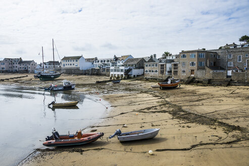 UK, England, Isles of Scilly, St Mary's, Hugh town, boats on the shore - RUNF00935