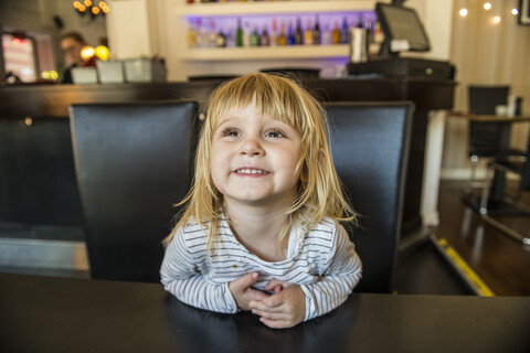 Schweden, glückliches Mädchen in einem Cafe, lizenzfreies Stockfoto