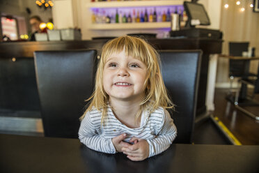 Schweden, glückliches Mädchen in einem Cafe - RUNF00949