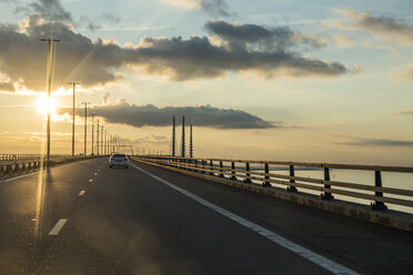 Schweden, Malmoe, Sonnenuntergang über der Öresundbrücke - RUNF00950
