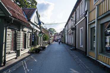 Schweden, Sigtuna, Alte Häuser in der Fußgängerzone - RUNF00954