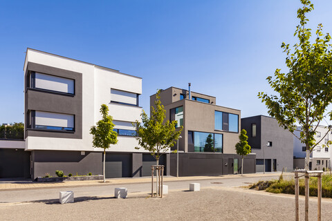 Deutschland, Ludwigsburg, Neubaugebiet mit Mehrfamilienhäusern und Einfamilienhäusern, lizenzfreies Stockfoto