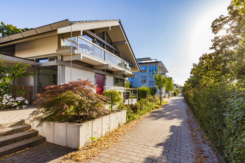 Deutschland, Ludwigsburg, modernes Einfamilienhaus im Sonnenlicht, lizenzfreies Stockfoto