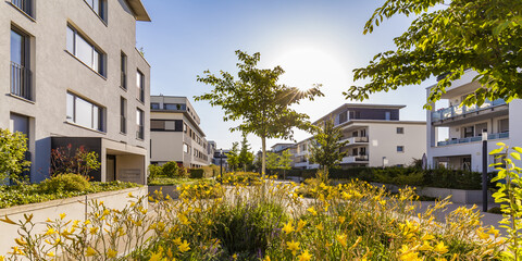 Deutschland, Ludwigsburg, Wohngebiet mit modernen Mehrfamilienhäusern, lizenzfreies Stockfoto