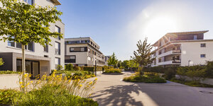Deutschland, Ludwigsburg, Wohngebiet mit modernen Mehrfamilienhäusern - WDF05039