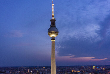 Deutschland, Berlin, Stadtbild mit Berliner Fernsehturm am Abend - TAMF01105