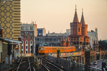 Deutschland, Berlin, Berlin-Friedrichshain, Oberbaumbrücke, Blick vom U-Bahnhof Warschauer Straße am Abend - TAMF01106