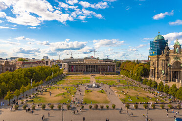 Deutschland, Berlin, Berlin-Mitte, Museumsinsel, Lustgarten und Altes Museum, Berliner Dom rechts - TAMF01108