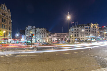 Vereinigtes Königreich, England, London, Trafalgar Square, Lichtspuren bei Nacht - TAMF01114