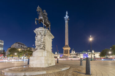 Vereinigtes Königreich, England, London, Trafalgar Square mit Nelsons Säule und Georg IV Statue bei Nacht - TAMF01115