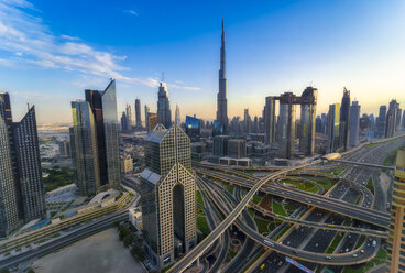 Vereinigte Arabische Emirate, Dubai, Burj Khalifa, Stadtbild am Abend - SMAF01170