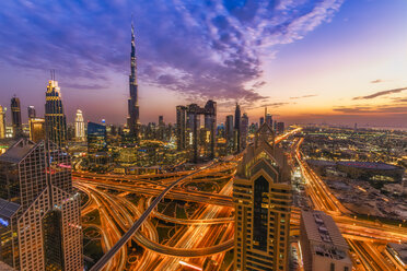 Vereinigte Arabische Emirate, Dubai, Burj Khalifa bei Sonnenuntergang - SMAF01172