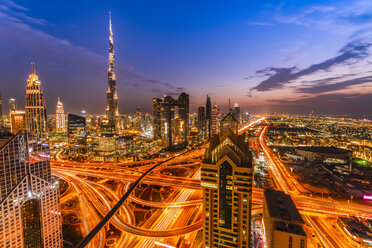 Vereinigte Arabische Emirate, Dubai, Burj Khalifa bei Sonnenuntergang - SMAF01173