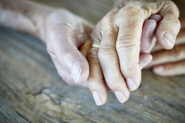 Senior couple holding hands, close-up - RBF06984