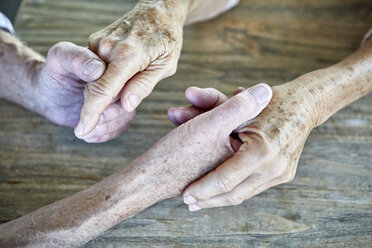 Senior couple holding hands, close-up - RBF06985