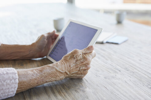 Frau hält digitales Tablet in den Händen, Nahaufnahme - RBF06987