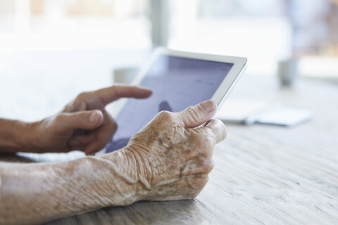 Frauenhand hält digitales Tablet, Nahaufnahme, lizenzfreies Stockfoto