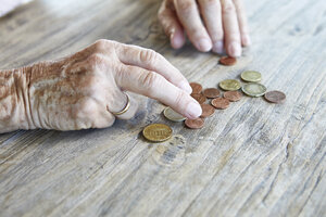 Hand einer älteren Frau beim Zählen von Münzen, Nahaufnahme - RBF06990