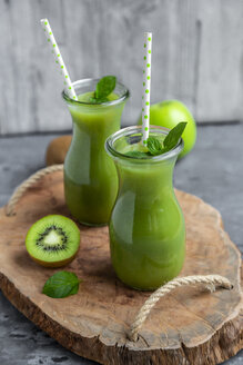 Zwei Glasflaschen mit Apfel-Kiwi-Smoothie - SARF04048