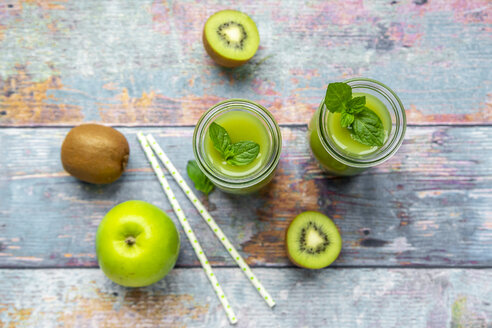 Zwei Glasflaschen mit Apfel-Kiwi-Smoothie - SARF04050