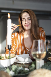 Porträt einer kopfstehenden Frau bei einer Dinnerparty - ERRF00560