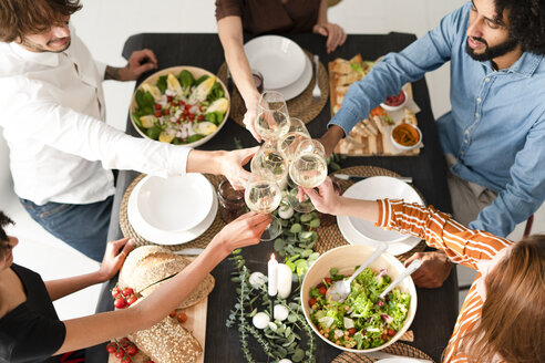 Freunde feiern ein Abendessen, stoßen mit Gläsern an, Blick von oben - ERRF00568