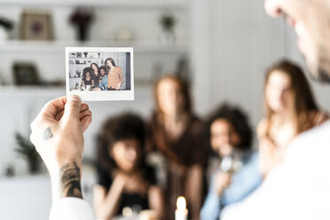 Freunde machen ein Gruppenfoto als Erinnerung an eine Dinnerparty - ERRF00586