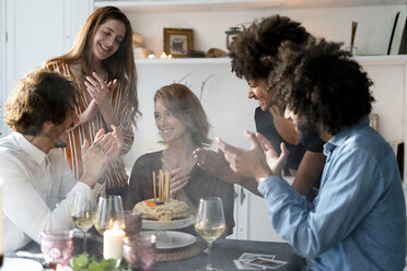 Freunde feiern den Geburtstag einer jungen Frau und blasen die Kerzen aus - ERRF00601