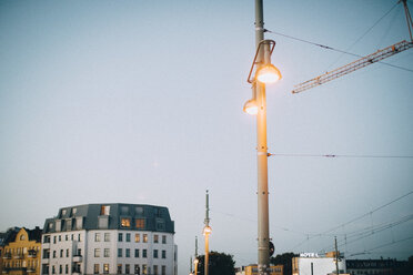 Niedriger Winkel Ansicht der beleuchteten Straßenlaterne gegen klaren Himmel in der Dämmerung in der Stadt - MASF10299