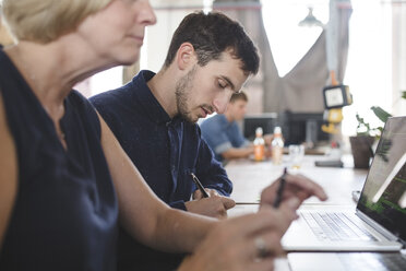 Männliche und weibliche Computerprogrammierer arbeiten am Schreibtisch in einem kreativen Büro - MASF10393