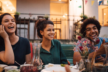 Glückliche junge Freunde beim Abendessen im Hinterhof - MASF10439