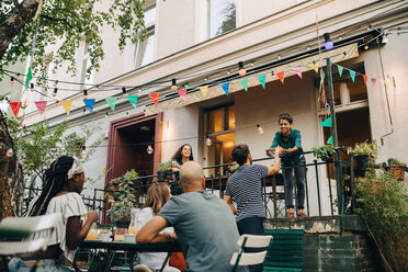 Multiethnische junge Freunde bei einer Gartenparty - MASF10468