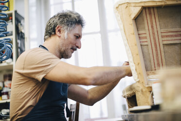 Älterer Handwerker bei der Herstellung von Möbeln in einer Werkstatt - MASF10649