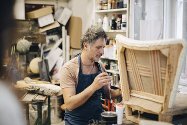 Kunsthandwerker näht Stuhl in der Werkstatt - MASF10650
