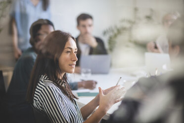 Geschäftsfrau erklärt Kollegen während einer Brainstorming-Sitzung im Kreativbüro - MASF10736