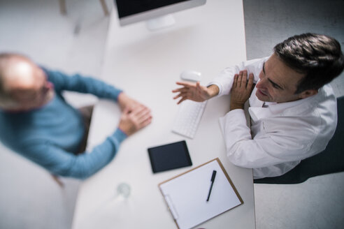 Top view of doctor talking to senior patient in medical practice - JOSF02779