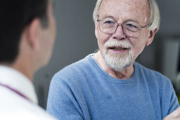 Älterer Patient im Gespräch mit einem Arzt in einer Arztpraxis - JOSF02788