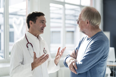 Gespräch zwischen Arzt und Patient in der Arztpraxis - JOSF02792