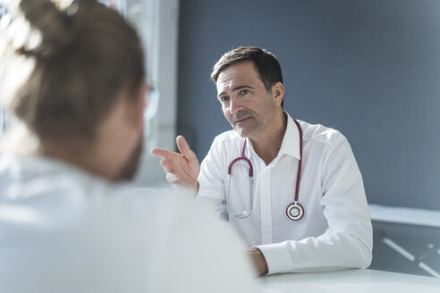 Arzt im Gespräch mit einem Patienten in einer Arztpraxis - JOSF02795