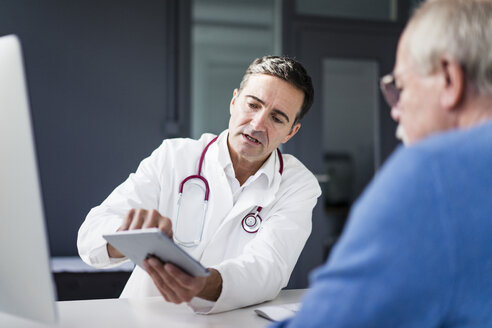 Doctor showing tablet to patient in medical practice - JOSF02807