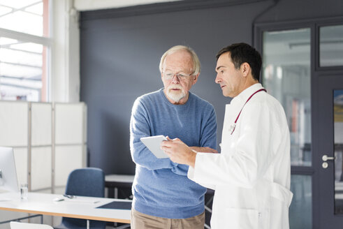 Doctor showing tablet to patient in medical practice - JOSF02817