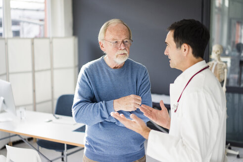 Doctor and patient talking in medical practice - JOSF02818