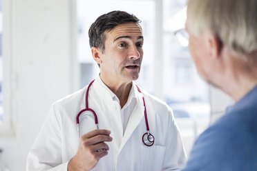 Porträt eines Arztes und Gespräch mit einem Patienten in einer Arztpraxis - JOSF02821